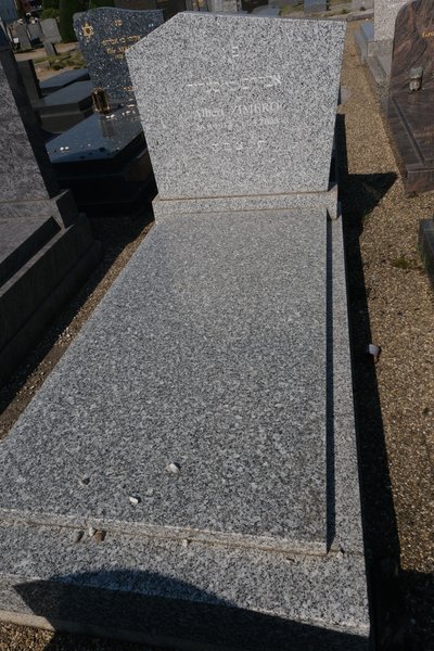 מצבת Zimero Albert