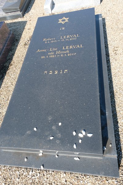 Grafsteen van Lerval Robert