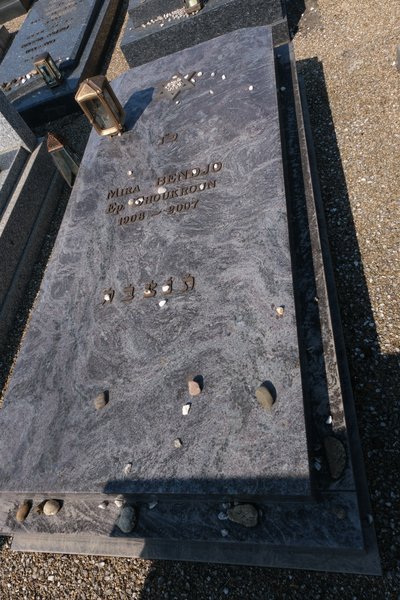 Grafsteen van Choukroun Mira