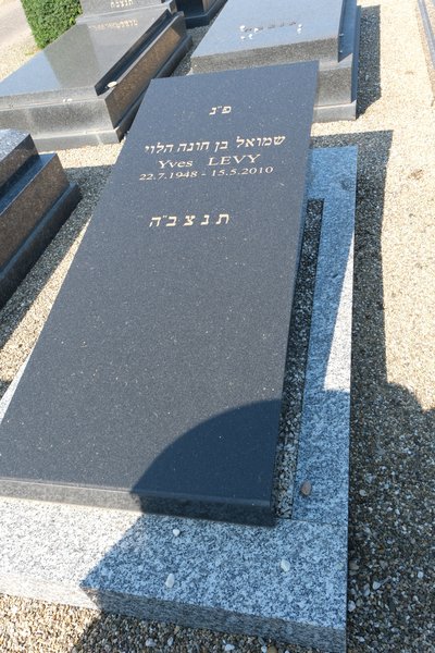מַצֵּבה פון Levy Yves