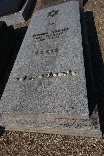 מצבת Dubois Elfriede
