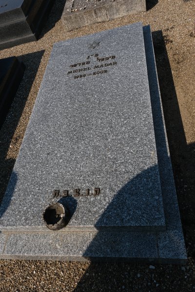 Grafsteen van Madar Michel