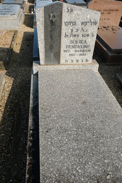 Grafsteen van Benzakine Solika