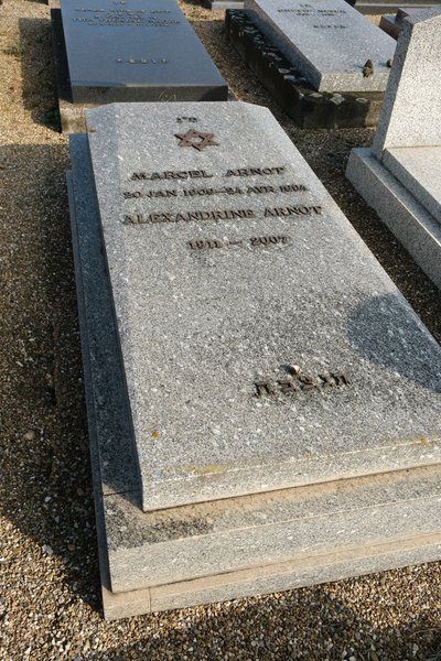 מצבת Arnot Marcel