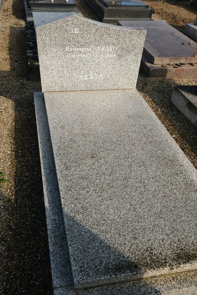 Stèle de Arnot Raymond