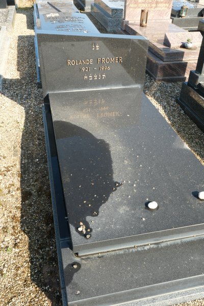 Grafsteen van Fromer Rolande
