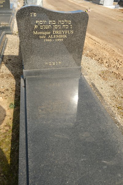 Stèle de Dreyfus Monique