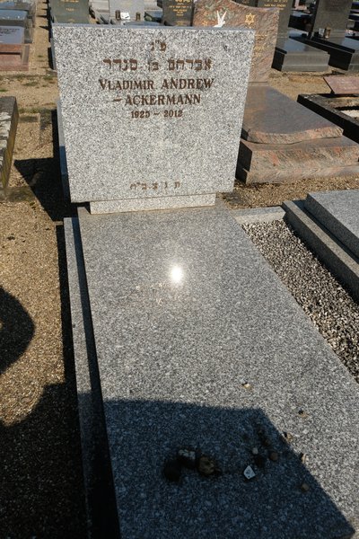 Lápide de Andrew-Ackermann Wladimir