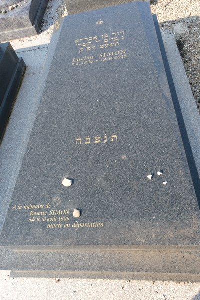 מַצֵּבה פון Simon Lucien