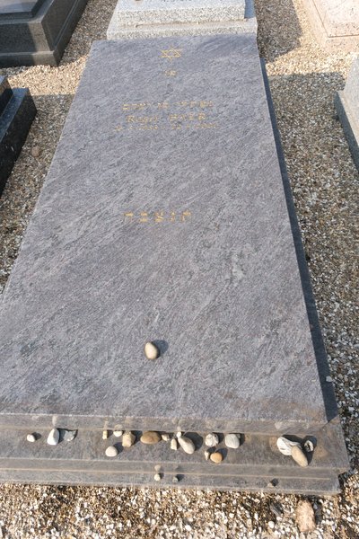Tombstone of Baer Roger