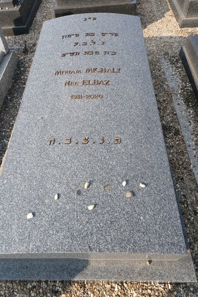 מַצֵּבה פון Michaly Marie