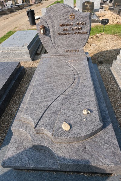 מצבת Arki Michèle