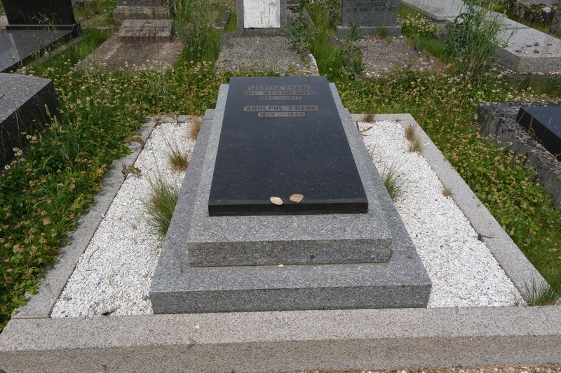 מַצֵּבה פון Frank Adolphe