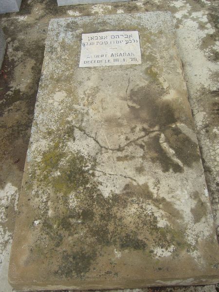 ASABAN Albert fejfája