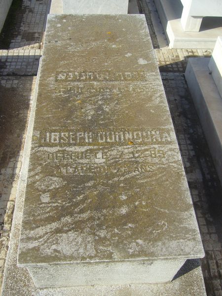 מַצֵּבה פון OUHNOUNA Joseph