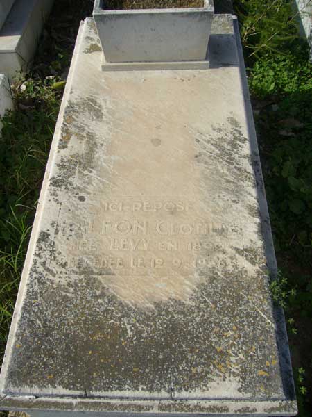 Grafsteen van KALFON Clotilde