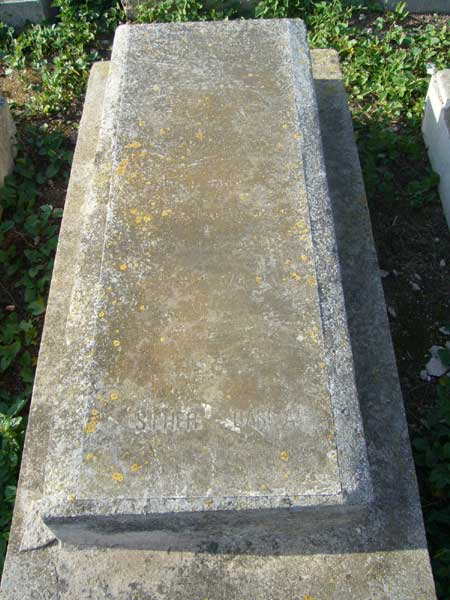 Grafsteen van Dabila Esther