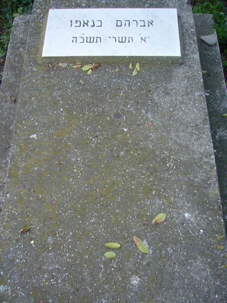 Grafsteen van KNAFO Abraham