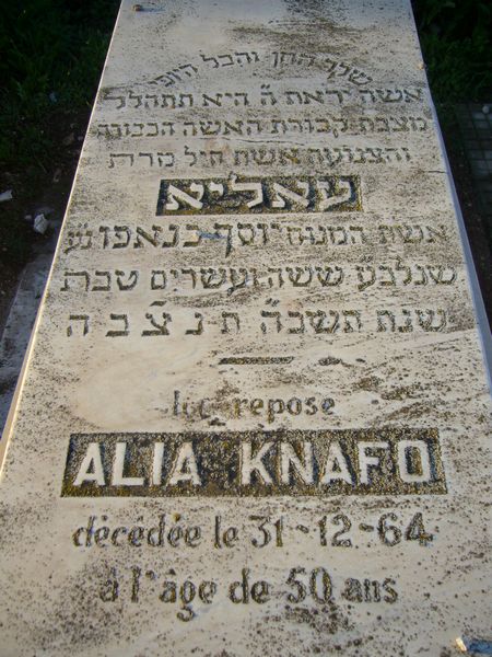 KNAFO Alia fejfája