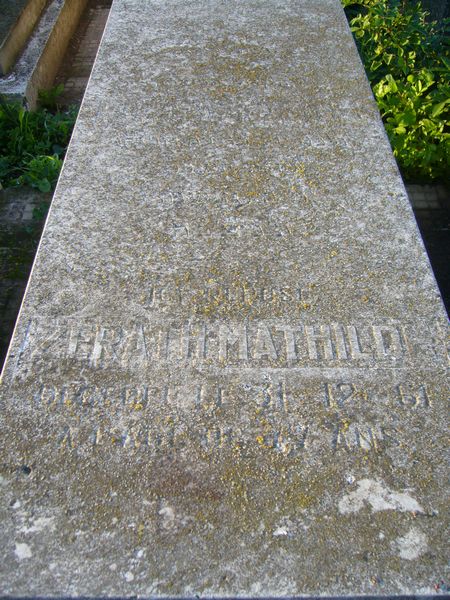 Grafsteen van ZERATH Mathilde