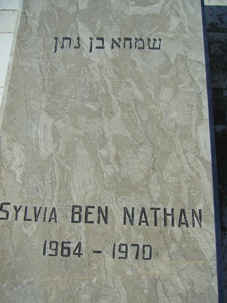 BEN NATHAN Sylvia का स्मारक