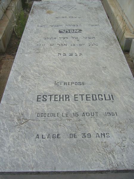ETEDGUI Esther fejfája