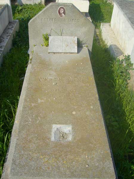 מַצֵּבה פון ABECASSIS Esther