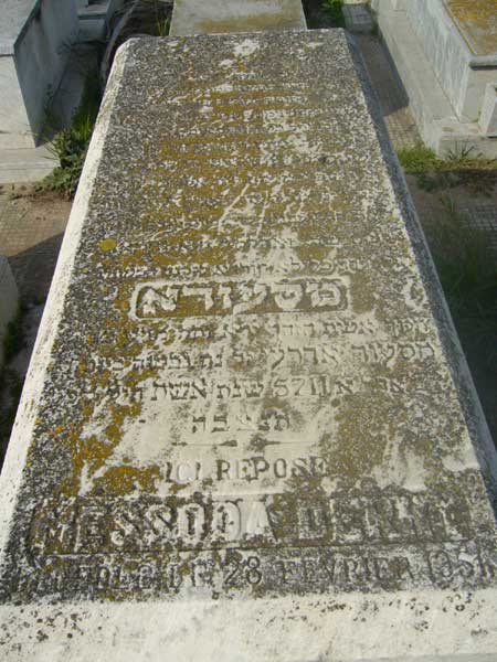 Grafsteen van DERHY Messoda