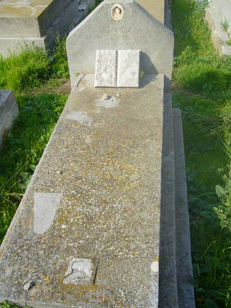 Grafsteen van FHIMA Izza