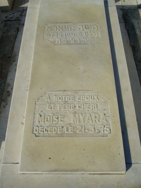 Grafsteen van MYARA Moise