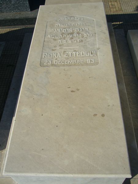 ETTEDGUI Reina fejfája