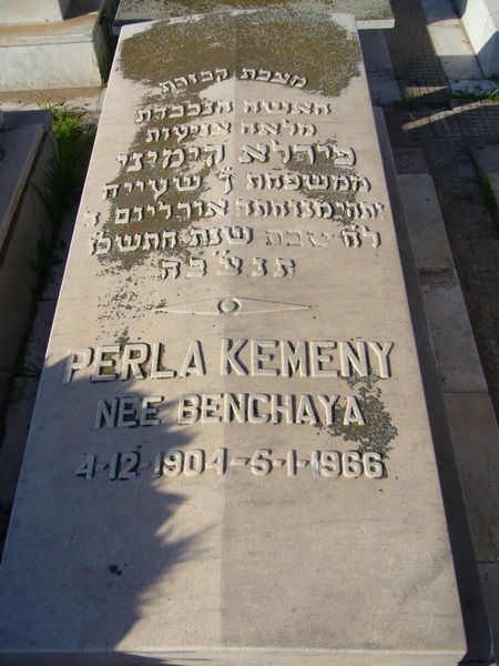 Grafsteen van KEMENY Perla
