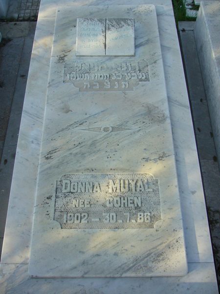 Grafsteen van MUYAL Donna