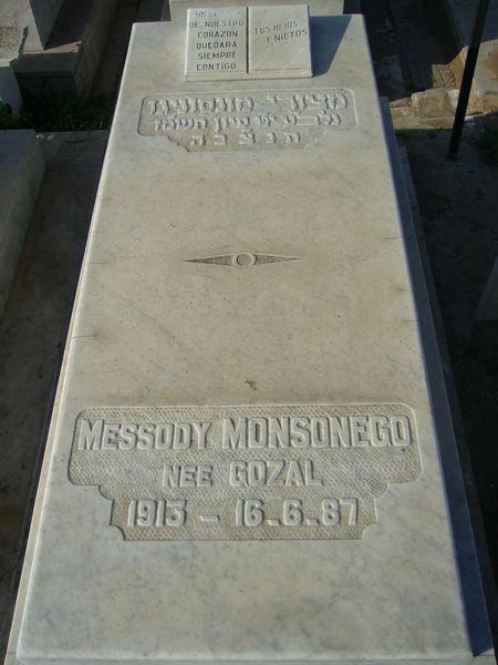 Grafsteen van MONSONEGO Messody