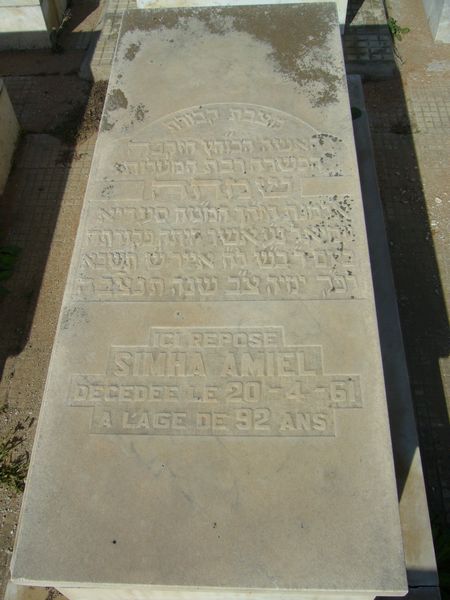 AMIEL Simha fejfája