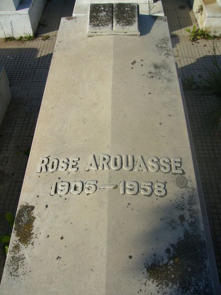 Grafsteen van AROUASSE Rosette