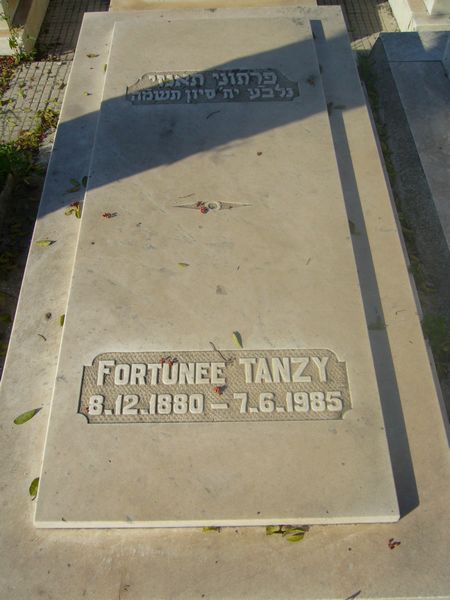 מַצֵּבה פון TANZY Fortunée
