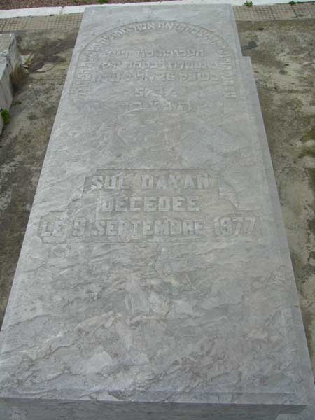 Grafsteen van DAYAN Sol