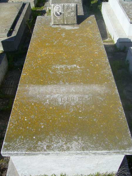 Grafsteen van KNAFOU Meyer