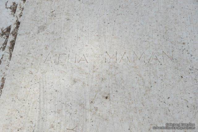 Надгробие Maman Aicha