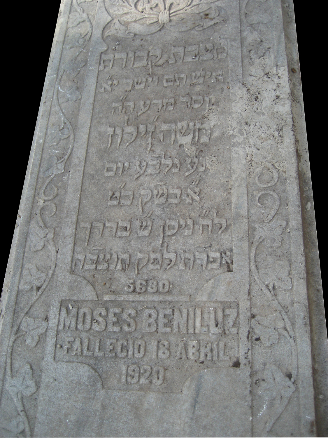 Beniluz Moses fejfája