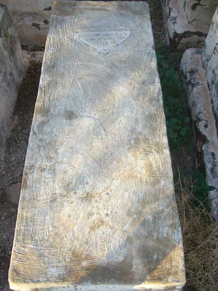 شاهدة قبر benabou reina