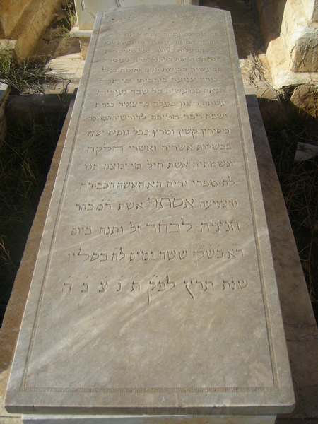 Lápide de lebar esther