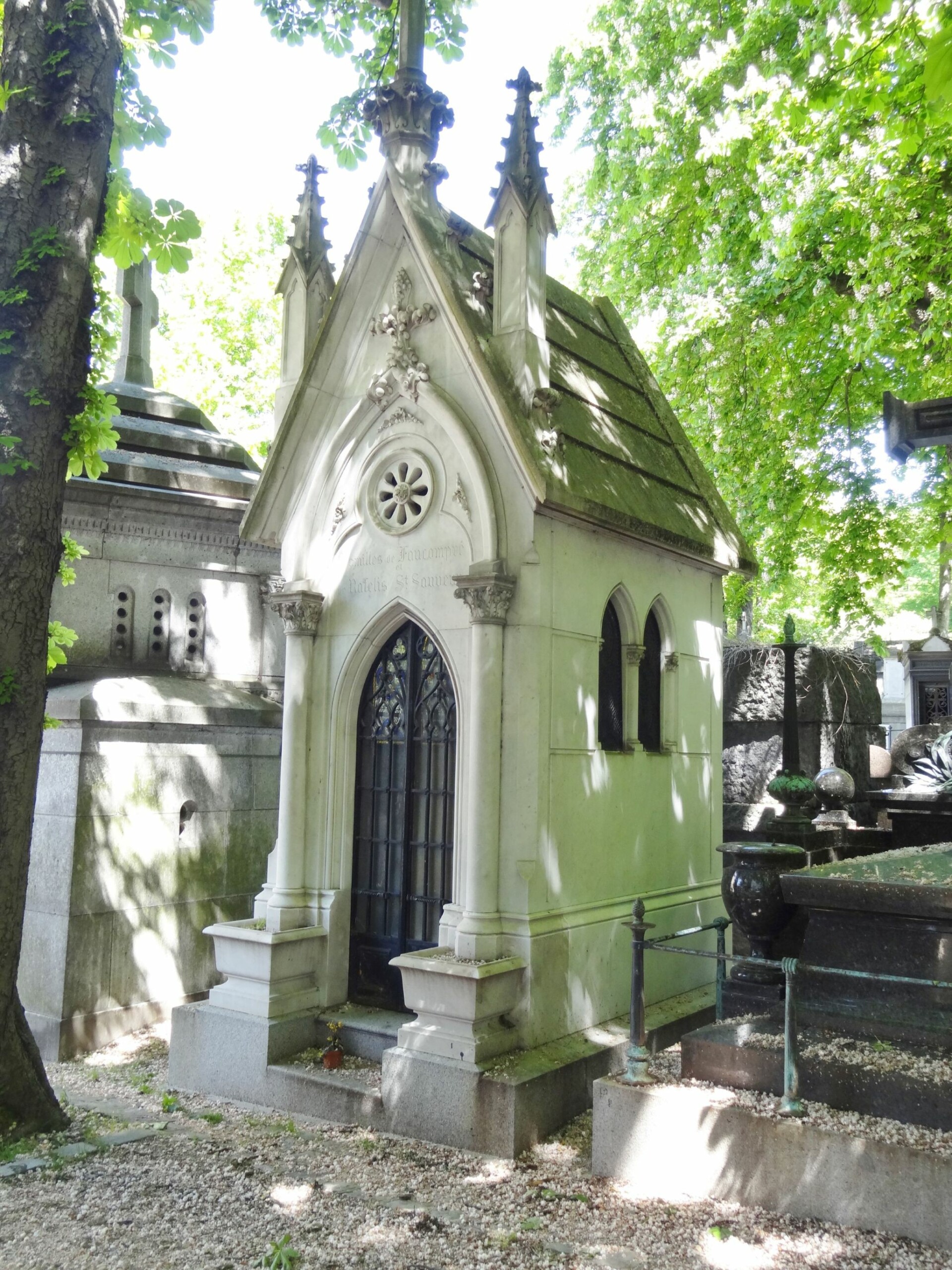 Stèle de ARON de FAUCOMPRE Germaine Jeanne, comtesse de RAFELIS DE SAINT-SAUVEUR