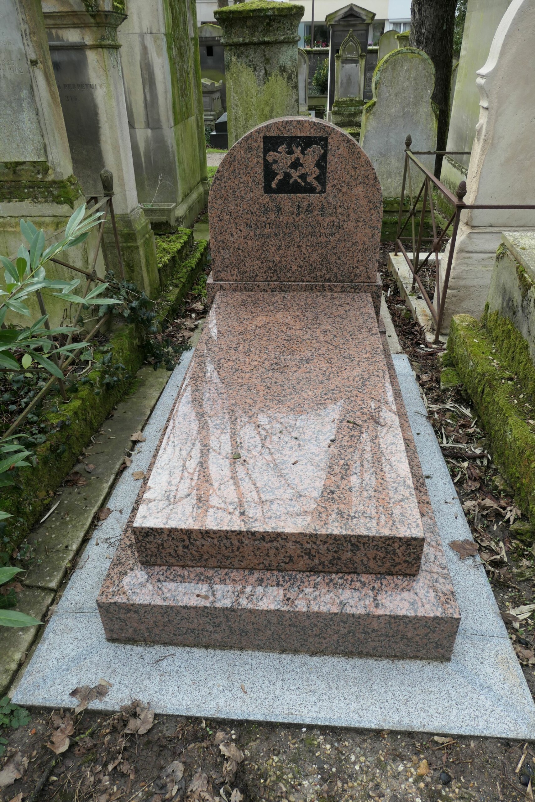 מצבת LEE Ung No