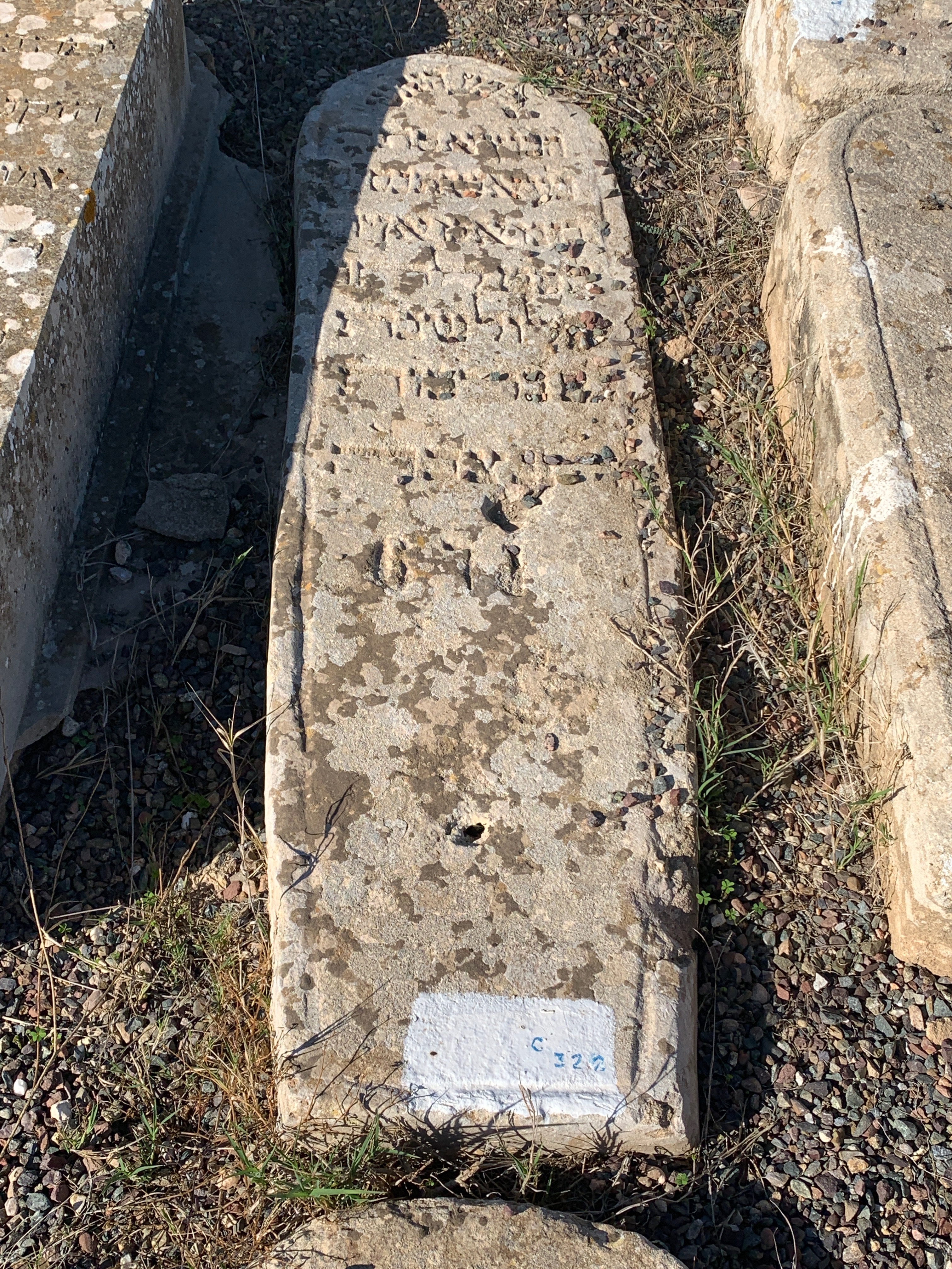 Grafsteen van Maman Tami