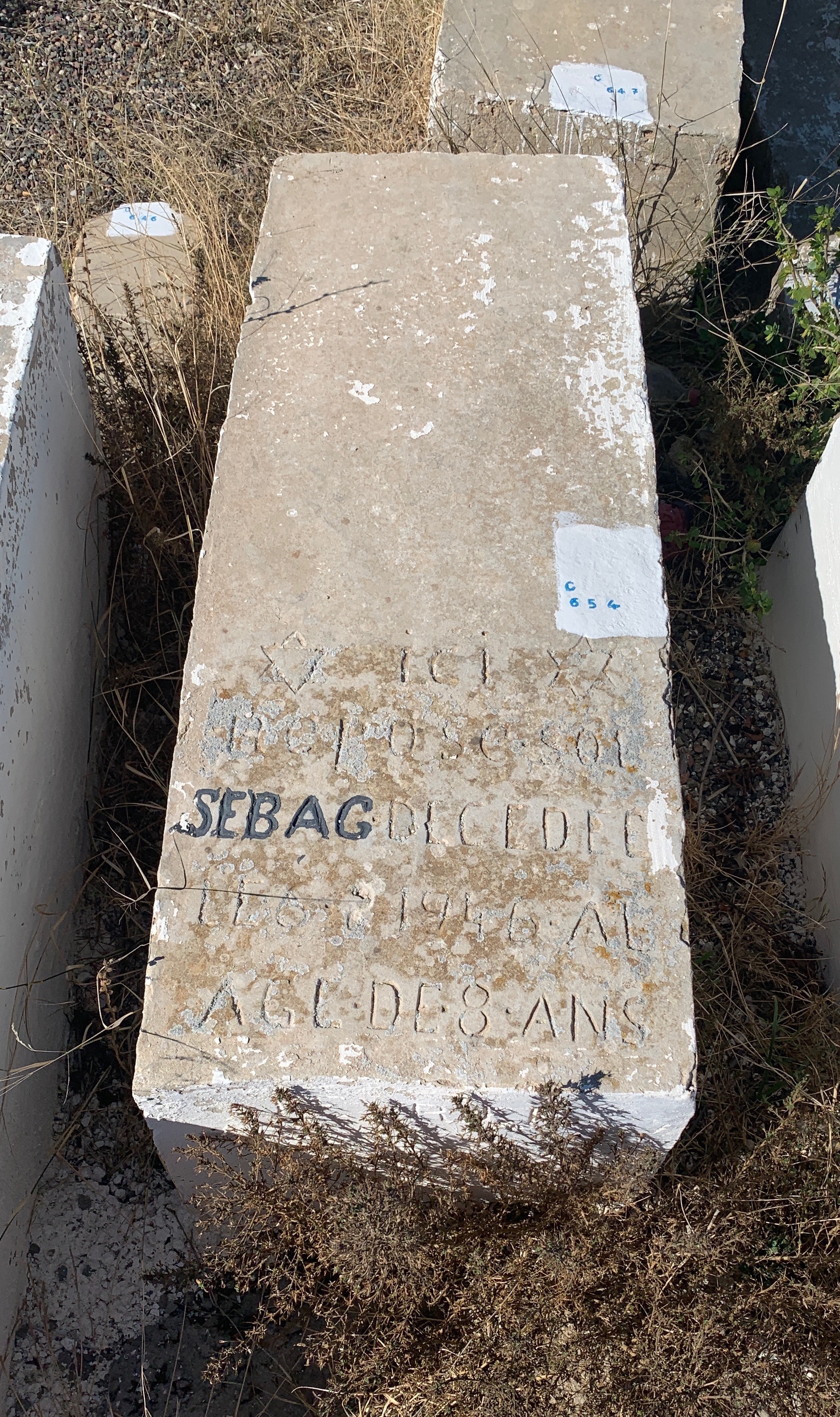 מַצֵּבה פון Sebag Sol