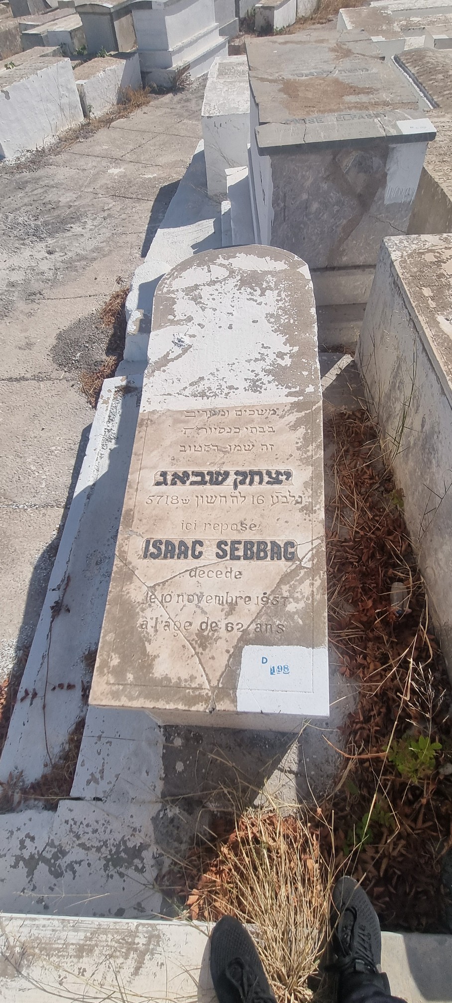 Sebag Isaac का स्मारक