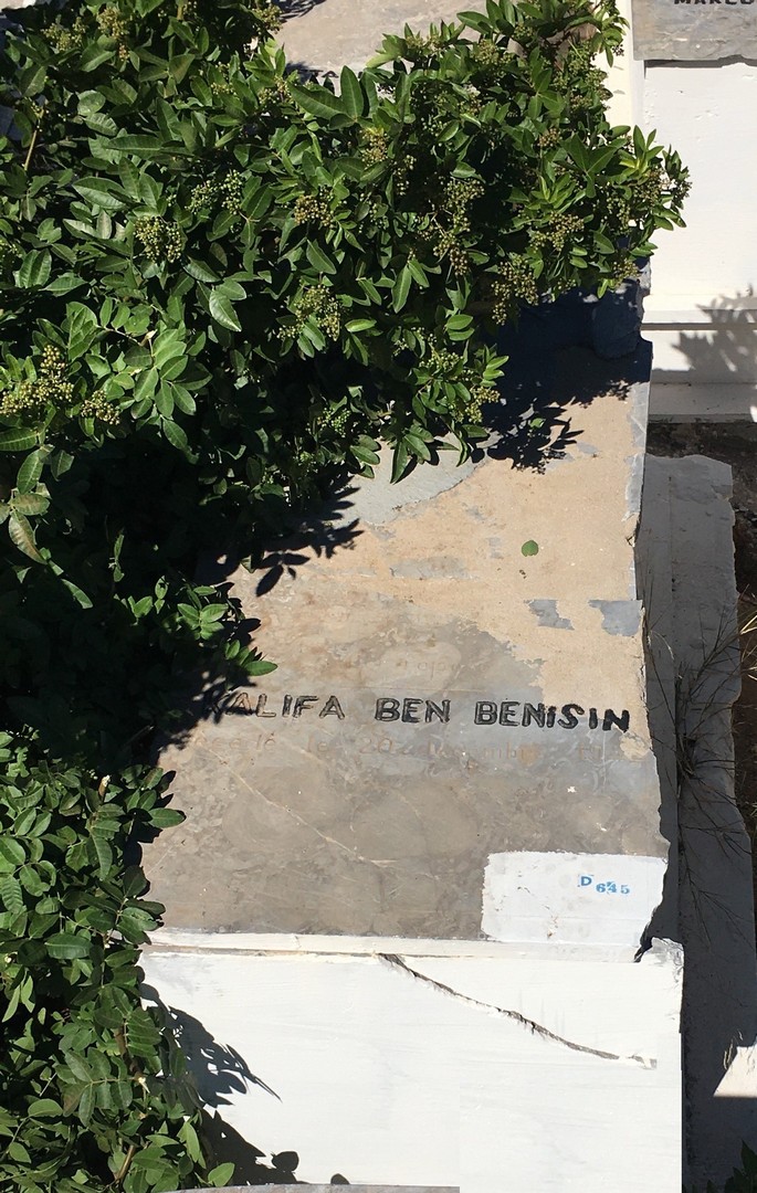 Ben Benisin Khalifa 的墓碑