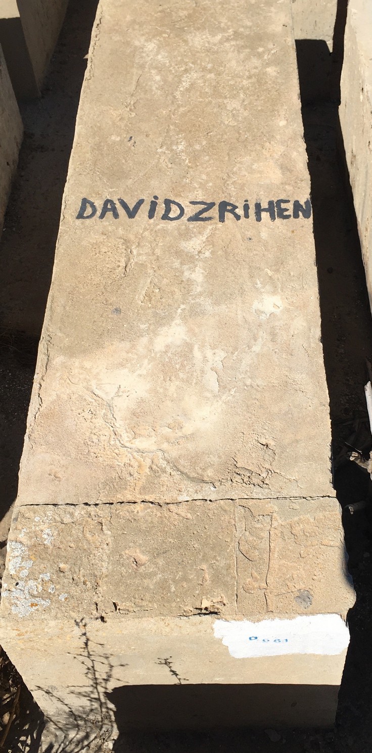 Zrihen David fejfája